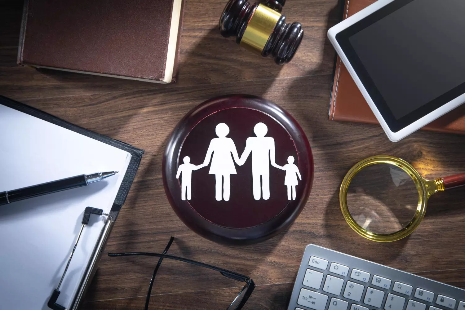 derecho de familia – símbolo familiar junto a mazo legal, documentos y tablet